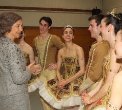 Su Majestad la Reina conversa con unos bailarines de la Compañia Nacional de Danza